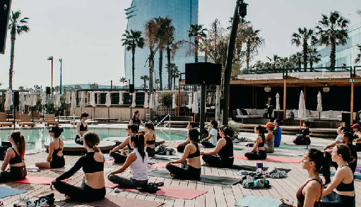 Domingo de yoga y brunch junto al mar