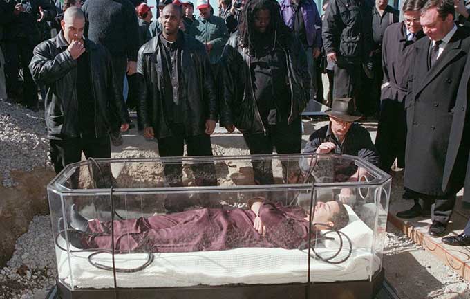 David Blaine buried alive in a clear coffin